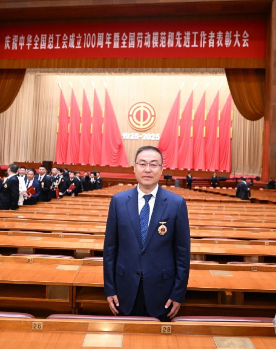 西凤集团党委书记	、董事长张正荣获“全国劳动模范”荣誉称号